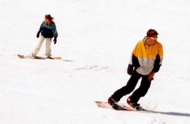 Snowboarders 1.JPG (59028 bytes)